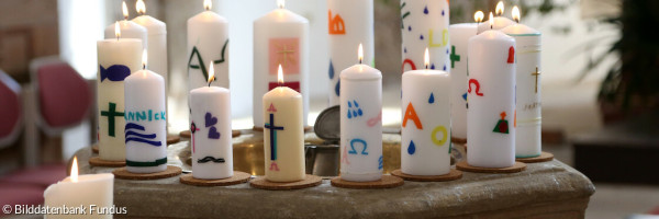 Konfikerzen Taufstein