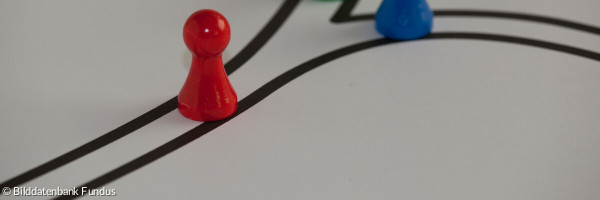 Spielfiguren zur Darstellung einer Szene