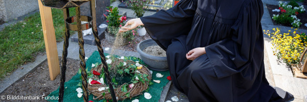 Bestattung Trauerfeier Begräbnis Urne Friedhof 21