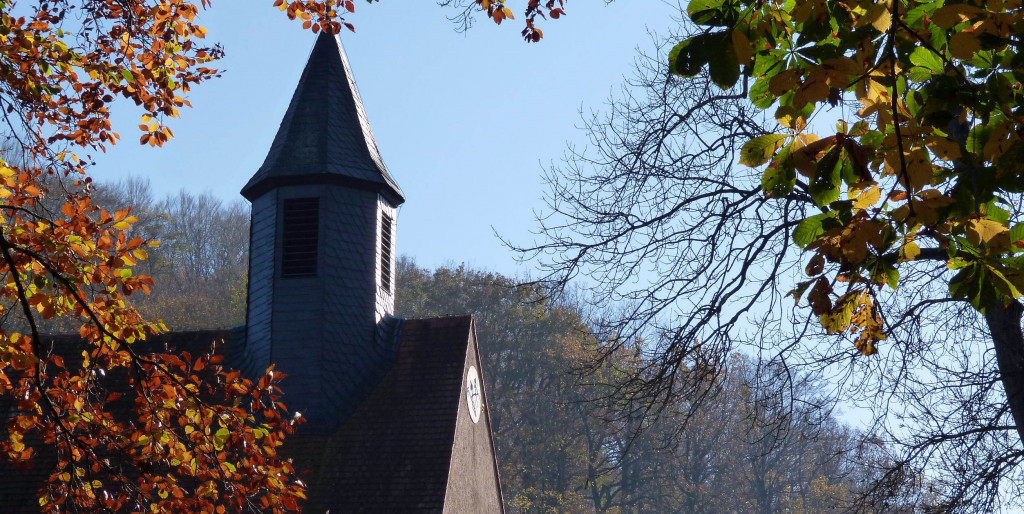 Kirche Niederfüllbach Herbst